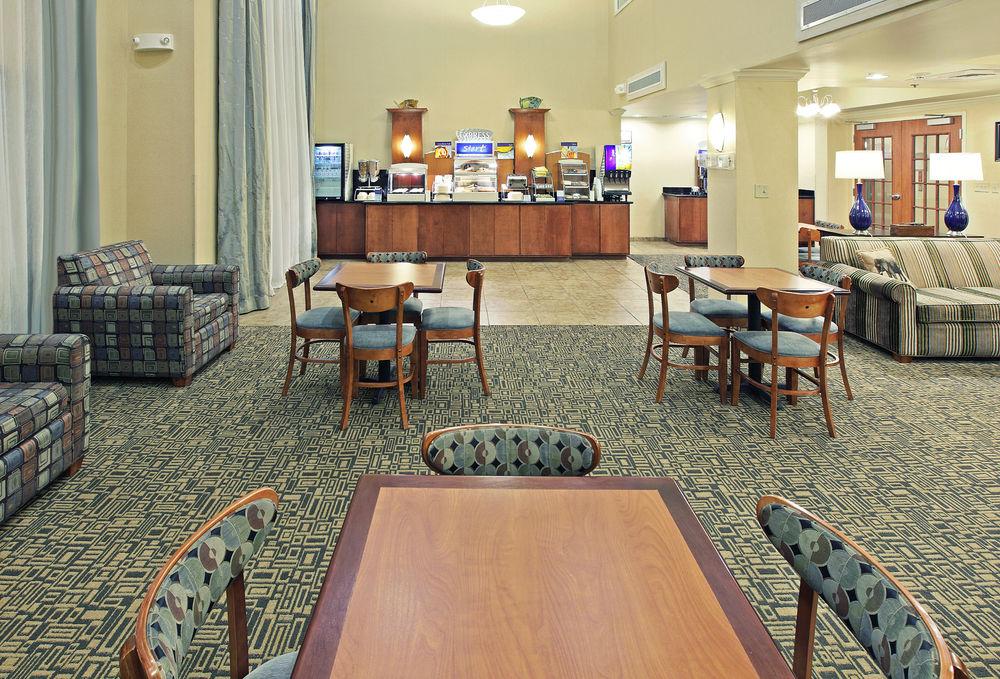Holiday Inn Express & Suites Pine Bluff/Pines Mall By Ihg Esterno foto